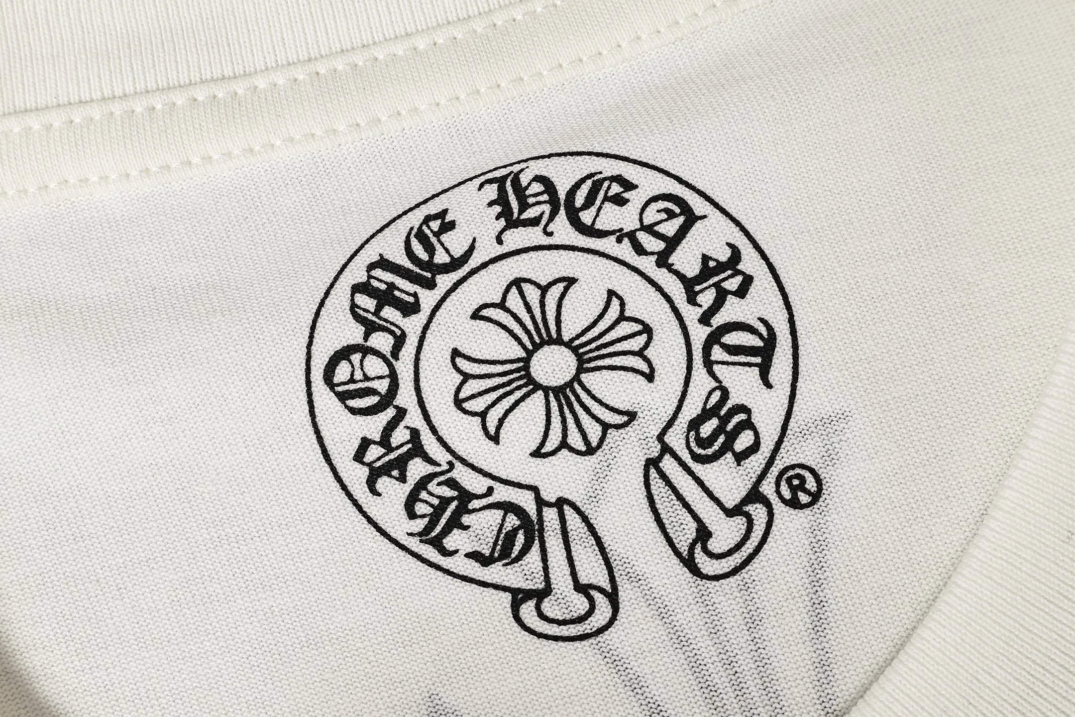 P150 Cross-border model, please do not place an order if you are pursuing quality -Chrome Hearts/Chrome Heart Cross Sanskrit foam printed short-sleeved T-shirt -High weight, high density and high quality. The wool is soft, delicate and skin-friendly. It feels soft and silky. It has excellent warmth and skin-friendly properties.